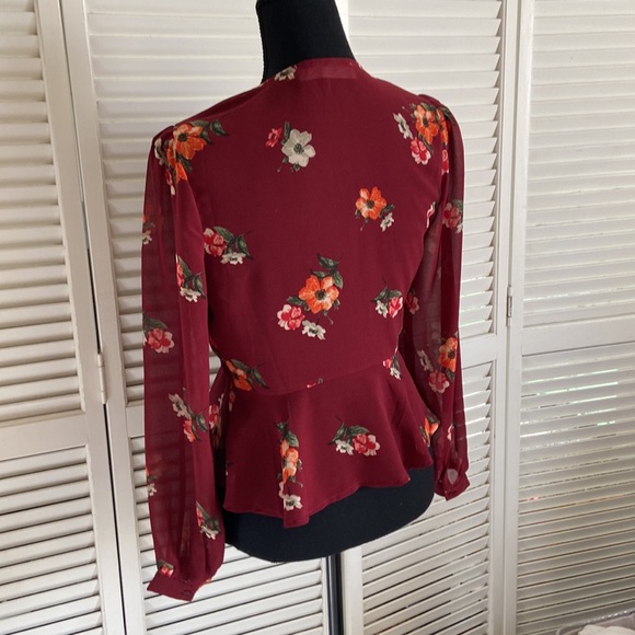 Astr burgundy top with flowers - Picture 4 of 7